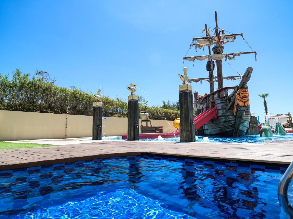 Swim-Up Family Room Garden View