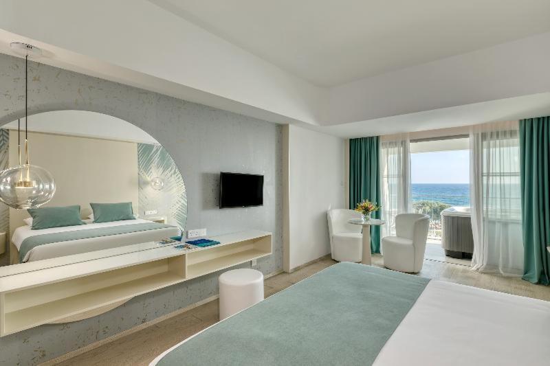 Suite Junior avec Bain à Remous Extérieur Privé - Vue sur Mer
