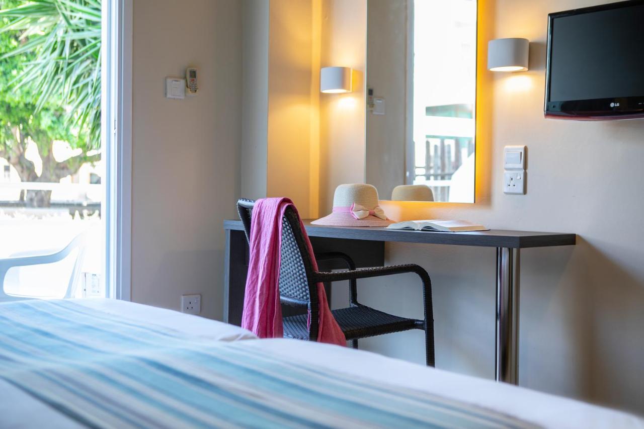 Chambre Double ou Lits Jumeaux - Vue sur Piscine